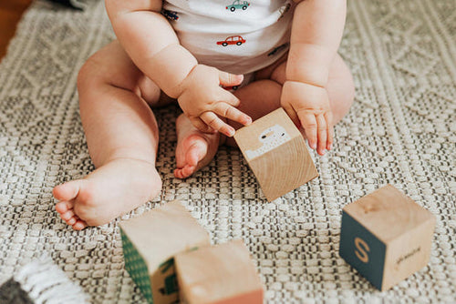 Guide des tailles de chaussures bébé : mesures en cm et astuces