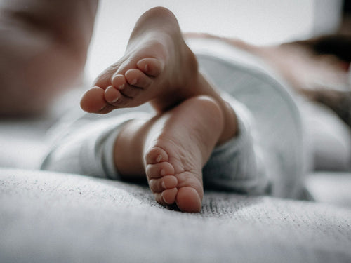 Bébé a les pieds plats, que faire ?