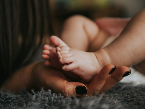 Chaussons de naissance pour bébé : les conseils d'une sage-femme