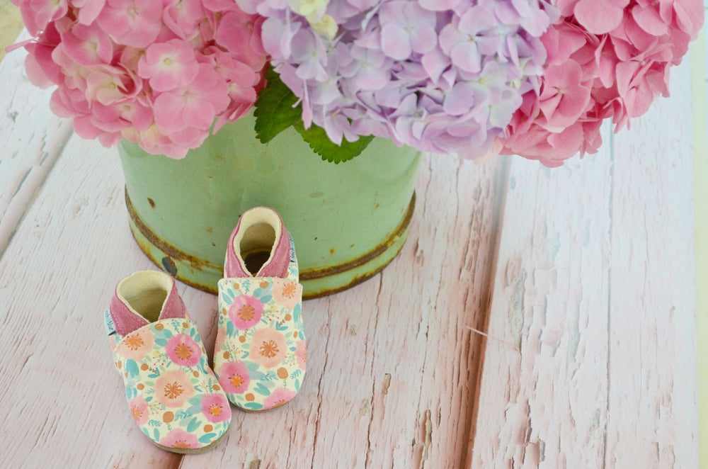 Estampado de rosas silvestres en pulgadas azul
