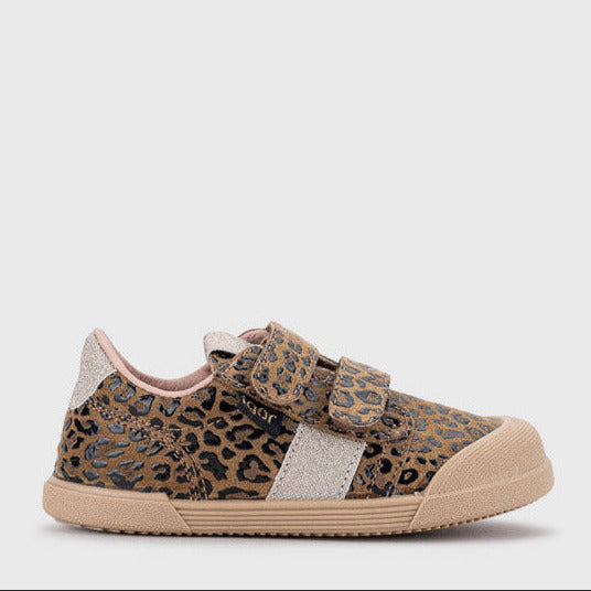 Igor Barefoot Tennis Leo Marron