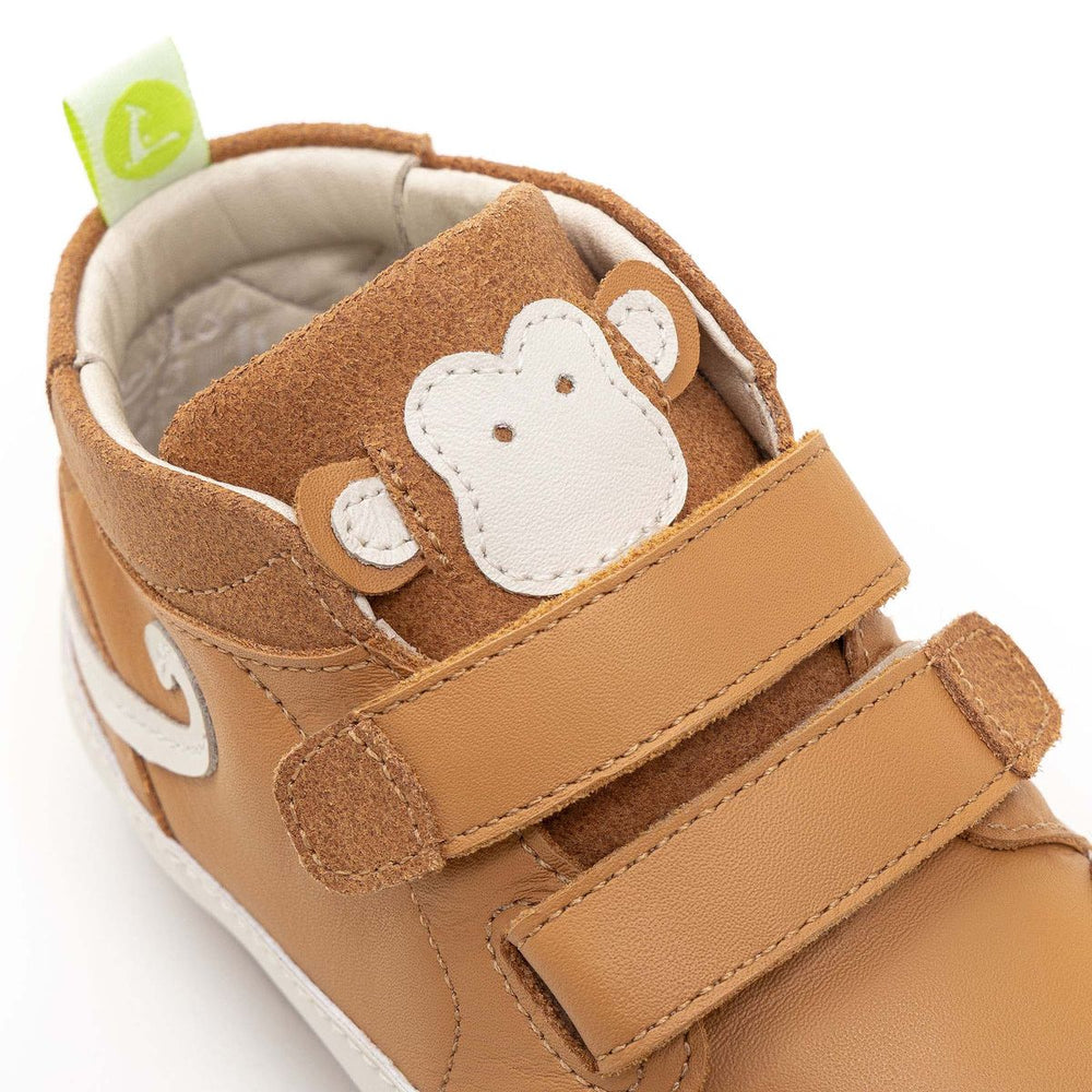 Tip Toey Joey Primeiros Monkey Hug Hay Hay Suede