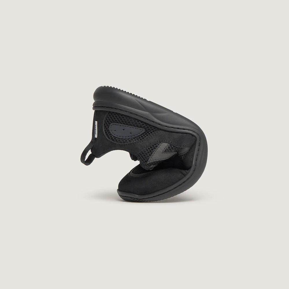 Zapato Feroz para adulto Tibi Freekers negro de serraje