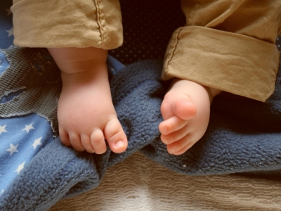 Al bebé le sudan mucho los pies...
